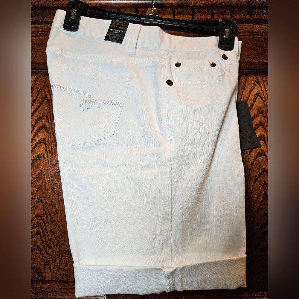 Madison Shorts - Picture 2 of 3